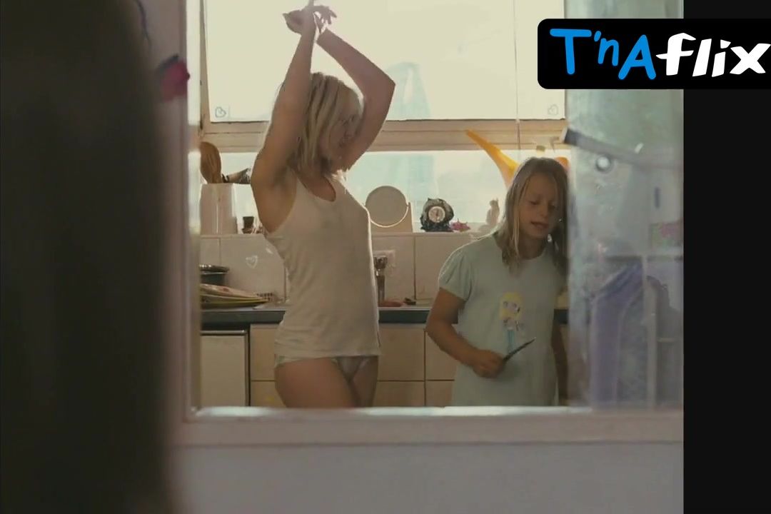 Free Hd Kierston Wareing Underwear Scene In Fish Tank Porn Video