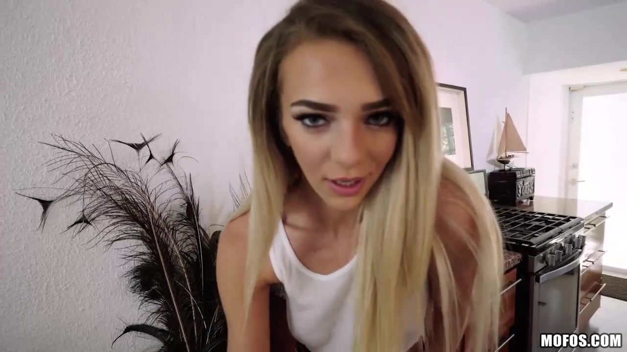 Horny Kinky Girl - Free HD Kinky blonde teen likes looking at the camera, while drooling on a  horny guy's his greasy cock Porn Video