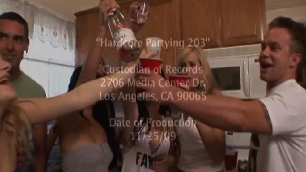 Frat Orgies - Free HD Sexy college girls start an orgy at a frat house party Porn Video